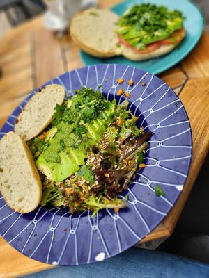 Avocadosalad at Intz48 Coffee Roasters Azores in Sao Miguel