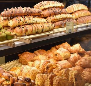 Recipes for breads made from organic flours, artisanal pastries, pastries, sandwiches and seasonal salads... of course always in 100% vegetable and 100% gourmet versions!
 at Land & Monkeys - Roquette in Paris