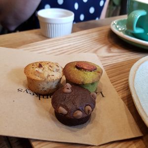 Financiers at Land & Monkeys - Roquette in Paris