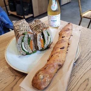 Sandwich / branche tomate séchée at Land & Monkeys - Roquette in Paris