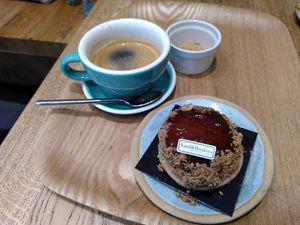 Tatin Tart + Coffee at Land & Monkeys - Roquette in Paris