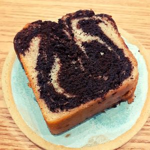 Délicieux cake marbré at Land & Monkeys - Roquette in Paris