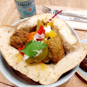 Sandwich falafel 👌 at Land & Monkeys - Roquette in Paris