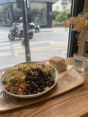 Big salad portions  at Land & Monkeys - Roquette in Paris