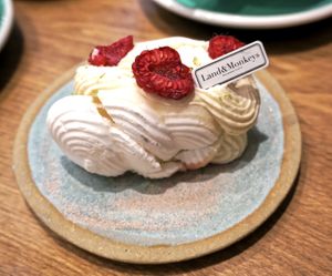 Pavlova at Land & Monkeys - Roquette in Paris