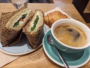 Frühstück, Kaffee Sandwich und Croissant at Land & Monkeys - Roquette in Paris
