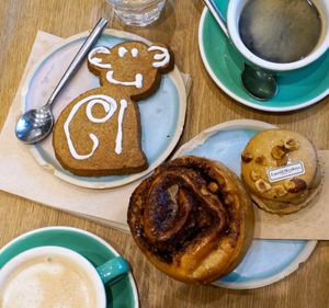 Gingerbread cookie + Cinnamon roll + Succès (Macaron dessert) + Coffee at Land & Monkeys - Roquette in Paris