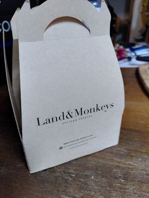 Box at Land & Monkeys - Roquette in Paris