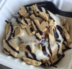 twix cinnamon roll at Cinnaholic in Berkeley