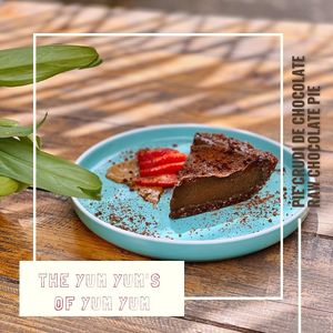 Los yum yum's de Yum Yum. 😋
Delicioso Pay de chocolate🥧 crudivegano
Base de semillas, 🥜nueces, coco🥥, cocoa orgánica, miel de maple.  Relleno de ganache de chocolate at Yum Yum San Pancho in San Francisco