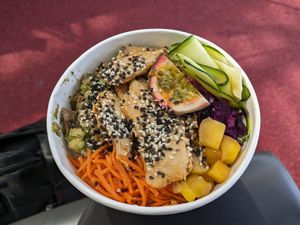 Summer edition of the vegan bowl at POKAWA in Nancy