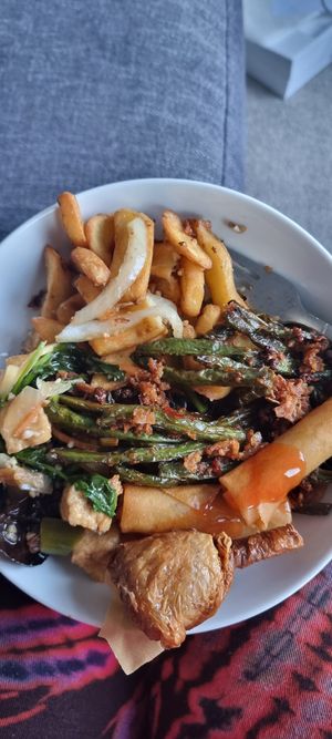 Mixed combo starter, spicy green beans, salt n pepper chips and tofu in garlic & coriander 🤌 at Hong Kong Vegan in Wakefield