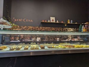 each cake has allergens listed, ones without dairy or eggs are vegan at Sucré Coeur in Paris