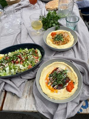 Israeli Salad and creamy Hummus Bowls at Taïm Streetfood in Vienna