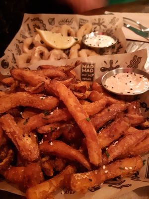 Sweet potato fries and calamari at the back at Mad Mad Vegan - Lavapiés in Madrid