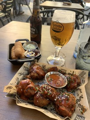 Cauliflower wings and táquenos and beer.  But the calamari is best entrada.  Look at that beautiful beer. at Mad Mad Vegan - Lavapiés in Madrid