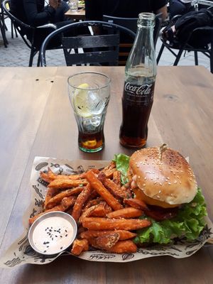 Burger with fries at Mad Mad Vegan - Lavapiés in Madrid