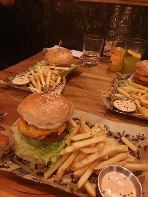 Burger también 5/5 muyyy ricos at Mad Mad Vegan - Lavapiés in Madrid