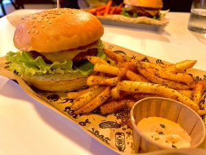 ROCK’N CHICK’N con Cajún fries  #Veganuary at Mad Mad Vegan - Lavapiés in Madrid