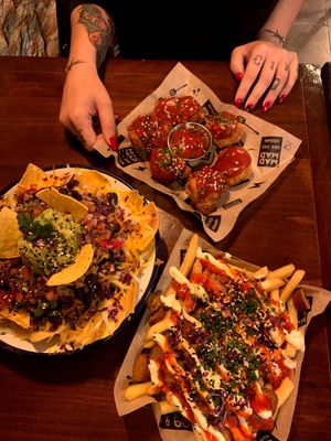 "Homemade buffalo coli wings", "Supreme yaya fries" y "Nachos Don Jalisco" at Mad Mad Vegan - Lavapiés in Madrid