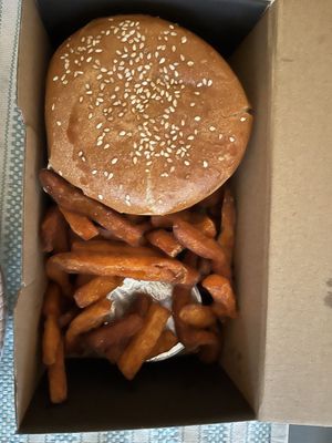 haburguesa con sweet potatos tal y como llega a casa  at Mad Mad Vegan - Lavapiés in Madrid