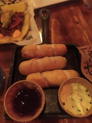 Tequeños con alioli verde y mermelada de frutos rojos at Mad Mad Vegan - Lavapiés in Madrid