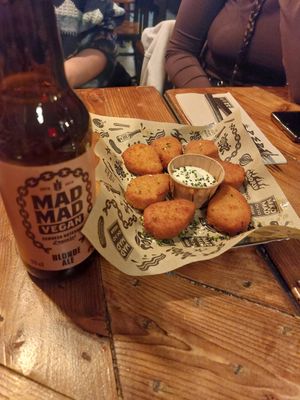 Cerveza casera de la casa junto con un entrante de nuggets at Mad Mad Vegan - Lavapiés in Madrid