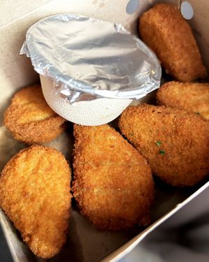 Delivered crunchy "chick'n" nuggets (gluten-free) with sauce  at Mad Mad Vegan - Lavapiés in Madrid