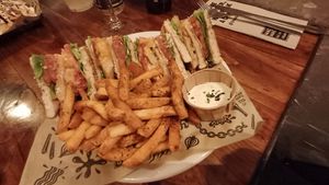 Sandwich club con patatas cajun at Mad Mad Vegan - Lavapiés in Madrid