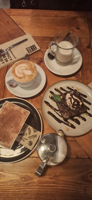 Tiramisú, brownie,café con leche y chai con leche at Mad Mad Vegan - Lavapiés in Madrid