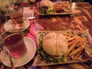 Hamburguesas en pan sin gluten, cajún fries y té para combatir el frío ☕ at Mad Mad Vegan - Lavapiés in Madrid