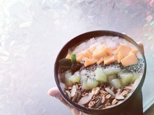 Baby Mango bowl whit vegan proteín.
 at Camu Camu cafe in Playa Del Carmen