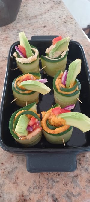 Starter: Raw crudités rolls with homemade homous and avocado at Comorebi Provence in Entrecasteaux