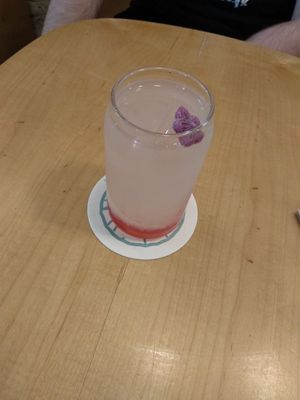 Limonada de violeta at Misión Café in Madrid
