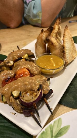 Brocheta de Satay con salsa de cacahuete dulce  at The Green House in Santiago De Compostela