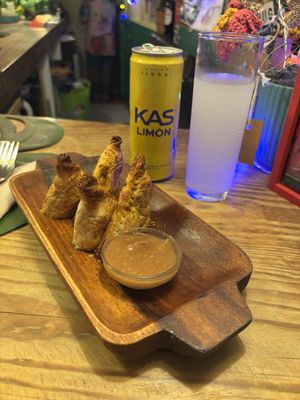 Malaysian Curry Puffs with Greenapple Chutney🥰  at The Green House in Santiago De Compostela