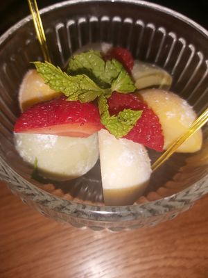 Mochi-Eis, in Matcha, Mango und Vanille at Huong Que - Mitte in Berlin
