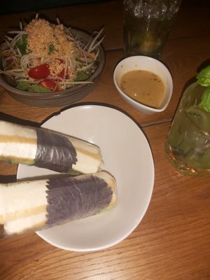 Grüner Papayasalat (oben), Sommerrollen mit Ernusssoße (unten) at Huong Que - Mitte in Berlin