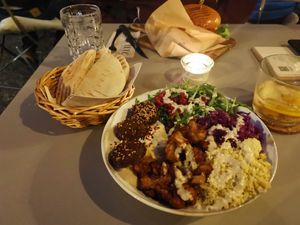 Salat Bowl Lotte mit Fladenbrot at LUUC Café in Karlsruhe