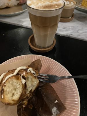 Cinnamon bun with pumpkin latte at LUUC Café in Karlsruhe