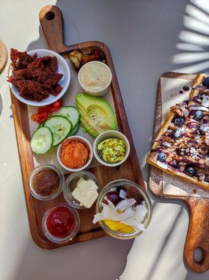 Vegane Frühstücksplatte at LUUC Café in Karlsruhe