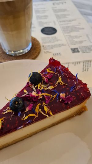 veganer "Käse"kuchen mit Hafer"Latte" Macciato at LUUC Café in Karlsruhe