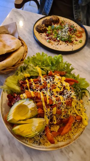 Salat Lina und DinkelFladenbrot zum Hummusteller at LUUC Café in Karlsruhe