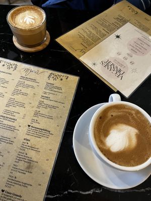 Flat White und Cappuccino (koffeinfrei und Hafermilch)  at LUUC Café in Karlsruhe
