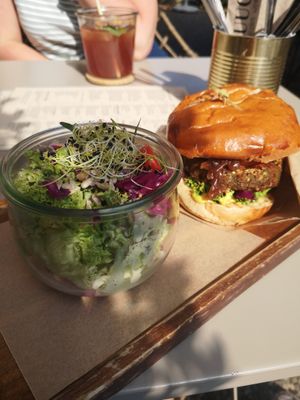 Burger Susi mit Beilagensalat at LUUC Café in Karlsruhe