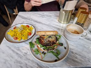 Tofu scramble and Bagel with root beer patty and cream cheese at LUUC Café in Karlsruhe