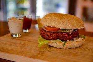 Burguer Clássico 100% vegetal. at 3 em 1 Alimentos +Saudáveis in Garopaba