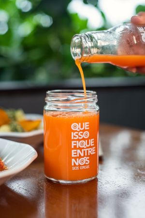 Suco Verão - Suco de cenoura, laranja e cúrcuma. Feito na centrífuga. at 3 em 1 Alimentos +Saudáveis in Garopaba