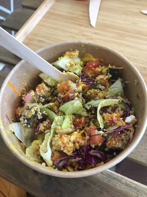 Mixed summer bowl at Maâbanana in Moliets