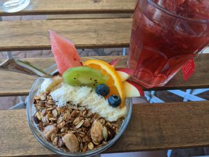 Granola bowl with vegan yogurt and hibiscus 🌺 iced tea at Maâbanana in Moliets
